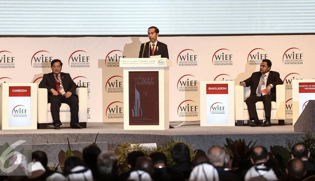 Presiden RI, Jokowi memberikan sambutan dalam Pembukaan World Islamic Economic Forum ke-12 di Jakarta, Selasa (2/8). Forum ini mengusung tema Pemerataan Pertumbuhan, Memberdayakan Bisnis Masa Depan. (Liputan6.com/Faizal Fanani)