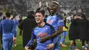 <p>Pemain Napoli Victor Osimhen (atas) dan Giacomo Raspadori merayakan kemenangan atas Juventus pada akhir pertandingan sepak bola Serie A Liga Italia di Stadion Allianz, Turin, Italia, Minggu (23/4/2023). (Marco Alpozzi/LaPresse via AP)</p>