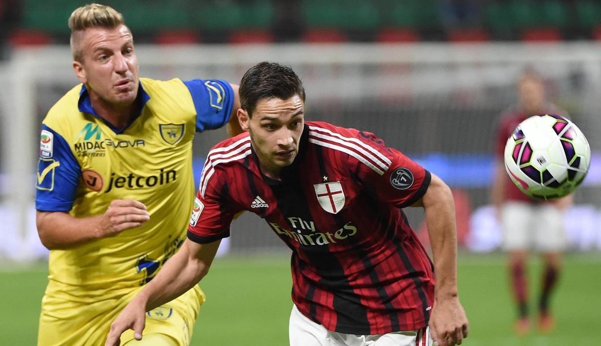 2. Mattia De Sciglio (AC Milan) - Bek sayap ini merupakan pemain andalan Massimiliano Allegri waktu menukangi AC Milan. Kedatangan Ricardo Rodriguez dan Andrea Conti ke AC Milan merupakan alasan De Sciglio ingin hengkang. (EPA/Daniel Dal Zennaro)