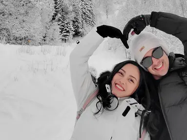 Sampai di Norwegia, Rachel Vennya langsung disambut dengan pemandangan yang diselimuti salju. Memakai baju tebal, ibunda dari Xabiru ini abadikan momen bersama kekasihnya. Potretnya selama di Norwegia ini pun turut menuai banyak sorotan netizen. (Liputan6.com/IG/@rachelvennya)
