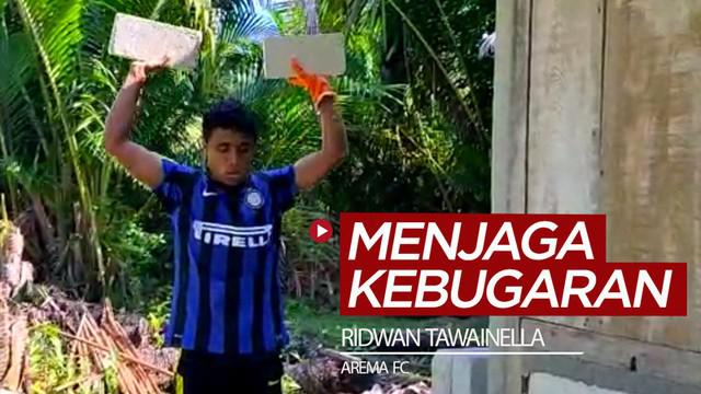 Berita video pemain Arema FC, Ridwan Tawainella, memanfaatkan bahan bangunan, batako dan pasir, untuk menjaga kebugaran saat di rumah.