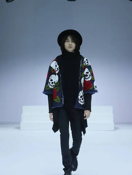 Tampil eye catchy dengan outerwear motif skull dengan turtleneck dan boater hat dari koleksi streetwear Bespoke Jeans Lab. (JFW).