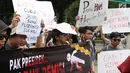 Sejumlah jurnalis dari berbagai organisasi dan media berunjuk rasa di Taman Pandang depan Istana Negara, Jakarta, Jumat (25/1). Mereka meminta Presiden Jokowi mencabut remisi yang diberikan kepada I Nyoman Susrama. (Liputan6.com/Helmi Fithriansyah)