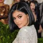 Seperti yang sudah diketahui, Kylie Jenner sendiri tak pernah mengumumkan secara resmi mengenai kehamilannya. (Yahoo Finance)