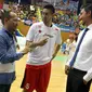 Ridi Djajakusuma (kiri) ketika berbincang dengan salah satu pebasket Indonesia (Istimewa)