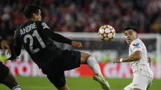 Gelandang Lille, Benjamin Andre menendang bola di sebelah bek Sevilla, Marcos Acuna pada babak lanjutan Grup G Liga Champions di stadion Ramon Sanchez Pizjuan, Rabu (3/11/2021) dinihari WIB. Sevilla tumbang 1-2 di tangan Lille. (AP Photo/Angel Fernandez)