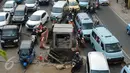 Pengendara motor menghindari lubang besar saluran air di perempatan Jalan Matraman Raya, Jakarta, Selasa (19/1/2016). Jalan Matraman Raya yang mengarah Kramat Raya macet parah imbas dari perbaikan saluran air. (Liputan6.com/Helmi Fithriansyah)