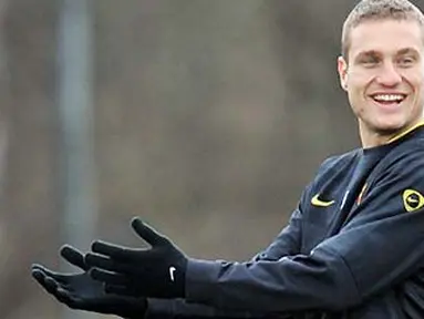 Aksi bek Manchester United asal Serbia, Nemanja Vidic, di sesi latihan di Carrington, Manchester, 6 April 2010, jelang laga perempat final Liga Champions lawan Bayern Muenchen. AFP PHOTO / PAUL ELLIS
