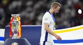 Harry Kane kembali ditimpa nasib sial setelah dirinya bersama Timnas Inggris kembali gagal menang pada partai final Piala Eropa, Senin (15/07/2024) WIB. The Three Lions kalah dari Spanyol dengan skor 1-2. Padahal ini merupakan kesempatan kedua Kane, setelah pada edisi yang sebelumnya juga berhasil melaju hingga babak final. Sayangnya, kala itu Inggris takluk dari Italia melalui babak adu penalti. Sejauh ini, pemain 30 tahun tersebut telah melewatkan 6 trofi di partai final, baik saat bersama klub hingga berseragam timnas. (AP Photo/Manu Fernandez)