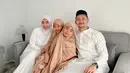Angga dan istrinya, Anna kompak mengenakan pakaian putih di  perayaan Idul Adha. Sedangkan dua anak perempuannya kompak mengenakan coklat-coklat. Momen hangat Angga bersama keluarga kecilnya. [Instagram/anggawijaya88]