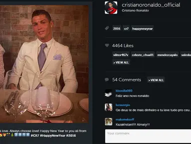 Gaya Cristiano Ronaldo saat menyambut malam tahun baru 2016 bersama teman-temannya. (Instagram/CristianoRonaldo)