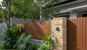 Model Pagar Rumah Kombinasi Besi Hollow dan Batu Alam (Sumber: gemini.com)