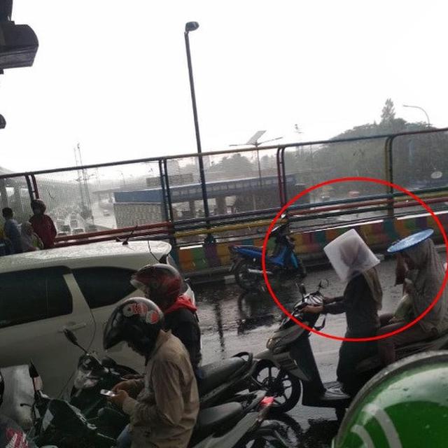 momen kocak pengendara saat kehujanan