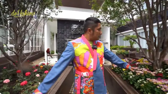 7 Potret Kebun Binatang Mini di Rumah Juragan 99, Dilengkapi Taman Bunga Indah