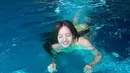 Lisa berenang di air yang berwarna biru jernih. Dengan mengenakan bikini two pieces, penyanyi kelahiran Thailand ini tampak rileks merasakan sejuknya air.