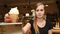 Memiliki rasa 'keju busuk', es krim ini menjadi buruan turis kota Lostice, Republik Ceko. Foto : Radio Prague