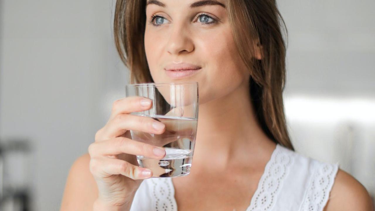 5 Tips Minum Air Putih untuk Dapatkan Kulit Flawless, Nggak Harus 8 Gelas