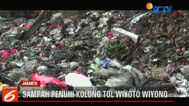 Tumpukan sampah hingga setinggi 2 meter ini berasal dari rumah tangga warga di tiga kelurahan di Kecamatan Tanjung Priok.