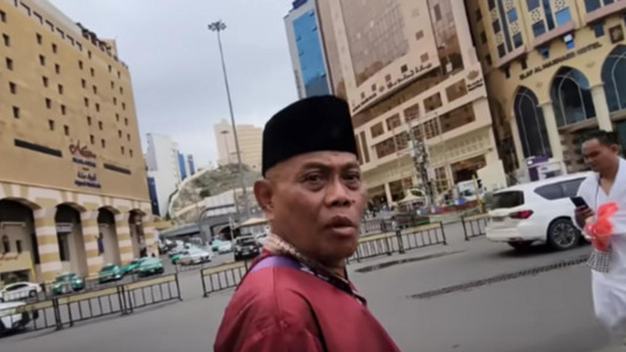 Sembari menuju ke hotel, keduanya pun mengobrol. Di tengah-tengah obrolan, Abdul Jalil menceritakan bahwa Ia adalah pensiunan TNI AU. <br>