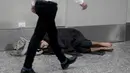 Beberapa memiliki selimut, tetapi banyak yang tidur langsung di lantai, berserakan di bandara dengan beberapa barang di dekat mereka. (AP Photo/Natacha Pisarenko)