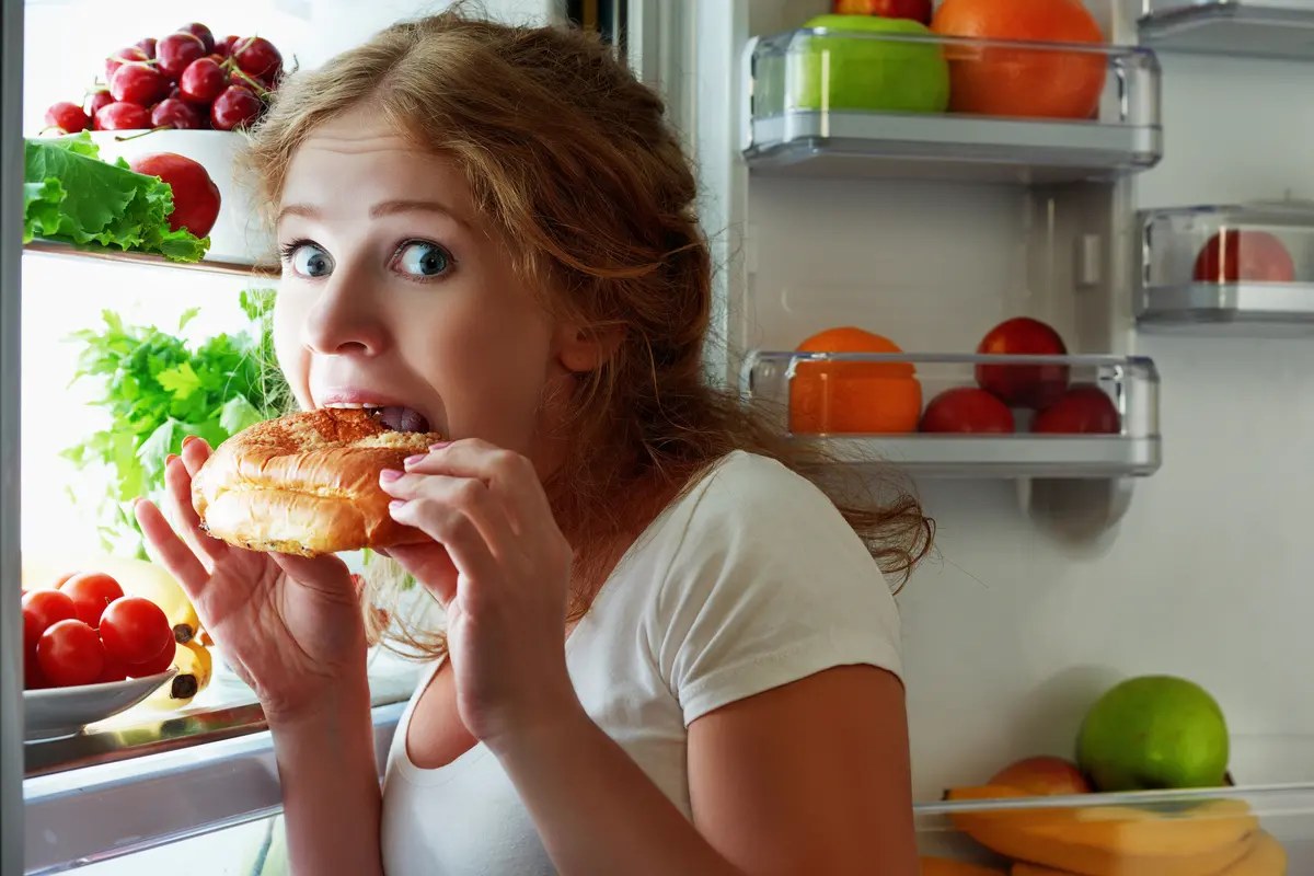 Makan banyak usai makan malam (Foto: iStockphoto)