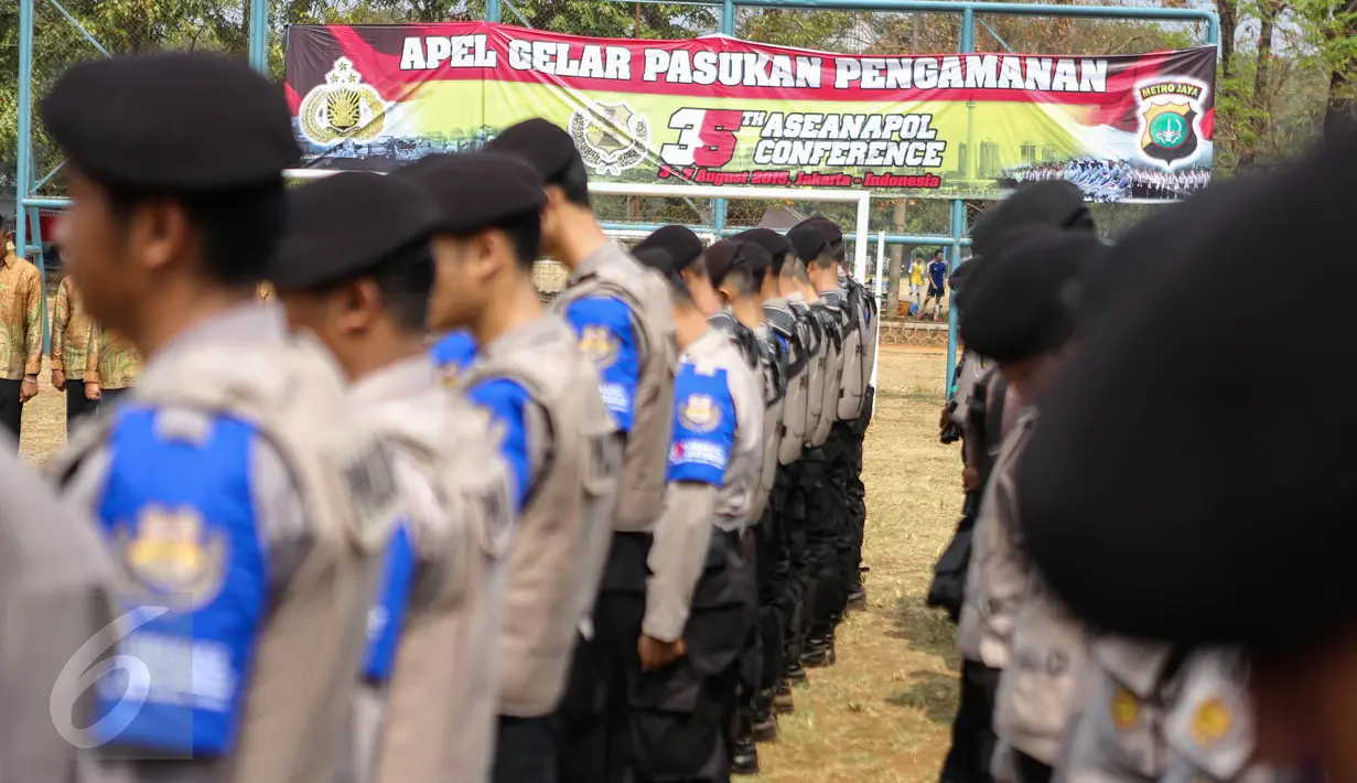 Sebanyak 700 personel disiagakan Polda Metro Jaya untuk mengamankan konferensi organisasi kepala kepolisian ASEAN (ASEANAPOL) ke-35 di Jakarta yang akan diselenggarakan pada 3-7 Agustus 2015, Jakarta, Minggu (2/8/2015). (Liputan6.com/Faizal Fanani)