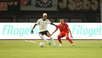 Pemain Rans Nusantara FC, Tavinho (kiri) menguasai bola dibayangi pemain Persija Jakarta, Riko Simanjuntak pada laga pekan ke-16 BRI Liga 1 2023/2024 di Stadion Patriot Candrabhaga, Bekasi, Minggu (22/10/2023) malam WIB. (Bola.com/Abdul Aziz)
