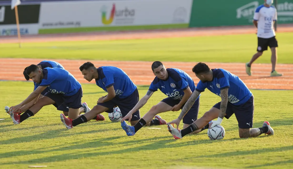 Pemain Timnas Parguay melakukan peregangan selama sesi latihan di Ypane, Paraguay, Selasa (9/11/2021). Paraguay akan bertanding melawan Chile pada kualifikasi Piala Dunia di Asunsi. (AP Photo/Jorge Saenz)
