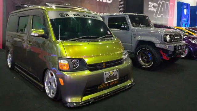 Deretan mobil modifikasi sesaki lantai pameran IIMS Hybrid 2022