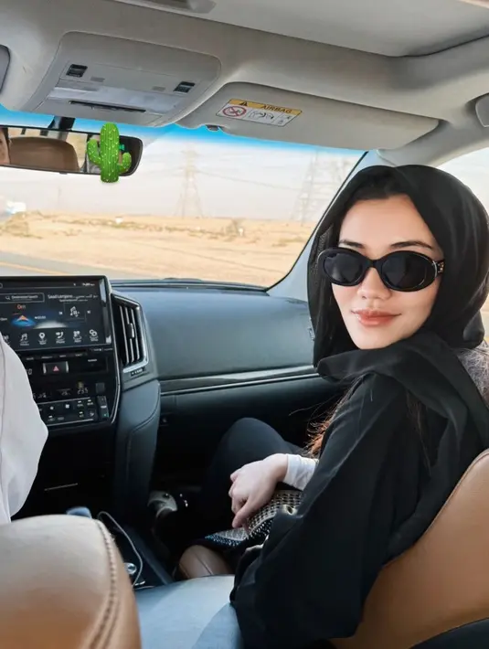 Selain ditemani sahabat, Felia Salsabila dan sang ibu, seperti inilah gaya kerudung wanita 21 tahun yang terlihat modis. Pemilik nama lengkap Aaliyah Annisa Jeffar Massaid itu tampil lebih religius saat di Dubai. (Liputan6.com/IG/@aaliyahmassaid)