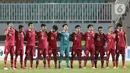 Pemain Timnas U-17 Indonesia melakukan hening cipta sesaat sebelum melawan Malaysia U-17 pada laga terakhir Kualifikasi Grup B Piala Asia U-17 2023 di Stadion Pakansari, Kab. Bogor, Jawa Barat, Minggu (9/10/2022). Timnas U-17 Indonesia finis di peringkat kedua klasemen Kualifikasi Piala Asia U-17 2023 usai menelan kekalahan 1-5 pada laga terakhir Grup B kontra Malaysia. (Liputan6.com/Helmi Fithriansyah)