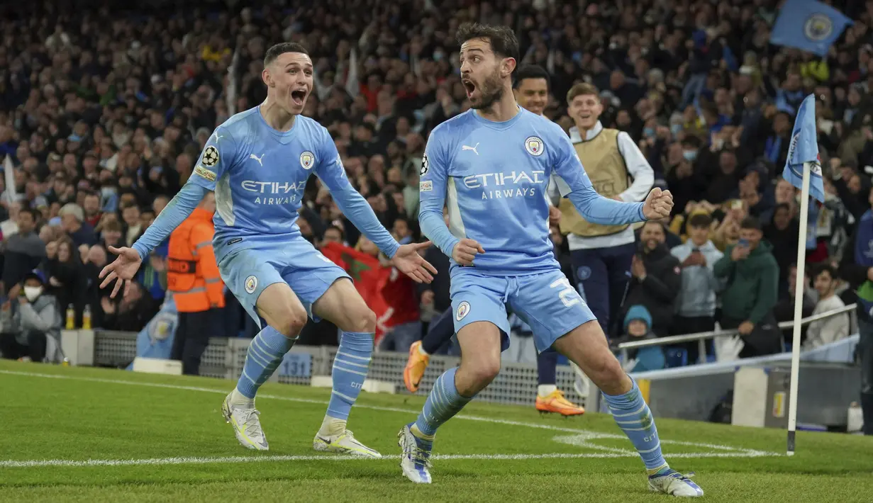 <p>Gelandang Manchester City, Bernardo Silva (kanan) melakukan selebrasi setelah mencetak gol ke gawang Real Madrid pada pertandingan leg pertama semifinal Liga Champions di stadion Etihad di Manchester, Inggris, Rabu (27/4/2022). City menang atas Madrid 4-3. (AP Photo/Jon Super)</p>