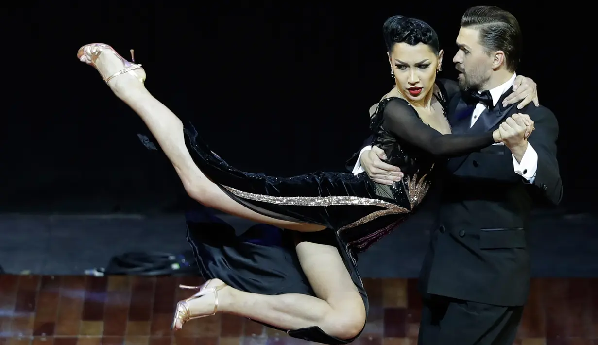 Pasangan penari tanggo Rusia, Dmitry Vasin dan Sagdiana Khamzina beraksi dalam final World Tango Championship di Buenos Aires, Argentina, Rabu, 22 Agustus 2018. Para peserta menunjukkan gaya tarian khas Tango yang atraktif. (AP/Natacha Pisarenko)