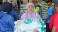 Proses distribusi bansos beras sebanyak 20 kg terus dilakukan kepada seluruh Keluarga Penerima Bantuan Pangan Non Tunai (BPNT) di berbagai wilayah Indonesia. (merdeka.com/Arie Basuki)