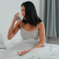 ilustrasi minum air putih/photo created by tirachardz - www.freepik.com