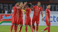 Para pemain Persija Jakarta bersiap memulai pertandingan melawan Persita Tangerang dalam laga pekan ke-6 BRI Liga 1 2022/2023 antara Persija Jakarta melawan Persita Tangerang di Stadion Patriot Candrabhaga, Bekasi, Rabu (24/8/2022) malam WIB. (Bola.com/M Iqbal Ichsan)