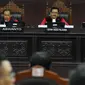 Hakim MK, I Dewa Gede Palguna (tengah) memimpin sidang perdana permohonan uji materi UU Nomor 7 Tahun 2017 tentang Penyelenggaraan Pemilu di Mahkamah Kontitusi, Jakarta, Selasa (5/9). Sidang membacakan nota pendahuluan. (Liputan6.com/Helmi Fithriansyah)