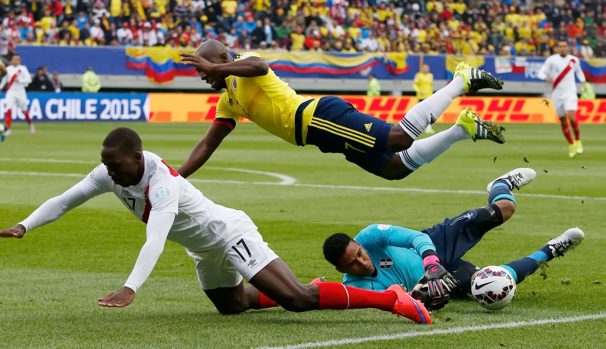 Pemain Kolombia, Pablo Armero (atas) gagal melewati kiper Peru, Pedro Gallese di pertandingan Copa America 2015 di Stadion Municipal Bicentenario, Chili, (22/6/2015). Peru bermain imbang 0-0 atas Kolombia. (REUTERS/Carlos Garcia Rawlins)