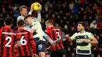Kiper Bournemouth Neto (atas) melakukan penyelamatan di depan pemain Manchester City Julian Alvarez pada pertandingan sepak bola Liga Inggris di Vitality Stadium, Bournemouth, Inggris, 25 Februari 2023. Manchester City mengalahkan Bournemouth dengan skor 4-1. (AP Photo/David Cliff)