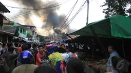 Sejumlah warga berusaha menyelamatkan barang-barang miliknya dari amukan api, Tanah Abang, Jakarta, Kamis (5/3/2015). Diperkirakan sekitar 200 rumah warga hangus terbakar.(Liputan6.com/Herman Zakharia)