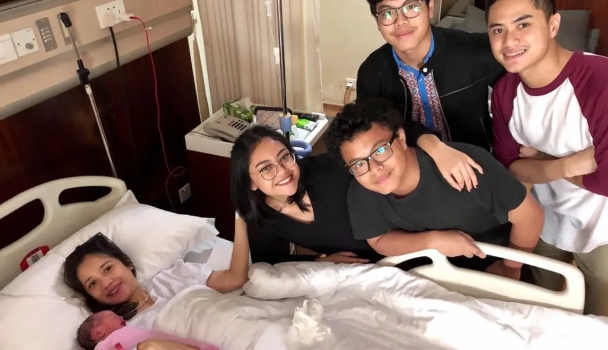 Gista Putri Melahirkan