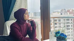 Dikenal sebagai pemeran Wati dalam film Dilan, Yoriko beberapa waktu lalu sudah menjalani syuting untuk serialnya yang berjudul MenemunkanMu. Melakukan syuting di Turki, penampilannya saat memakai hijab ini pun mencuri perhatian. (Liputan6.com/IG/@yorikooangln_)