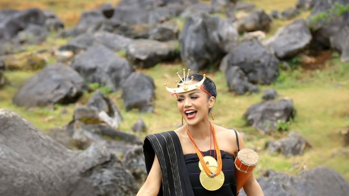 Anggun di Usia 51 Tahun, Kris Dayanti Tampil Memikat dengan Tais Feto Khas Timor Leste