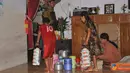Citizen6, Jember: Warga Dusun Mandilis, Tempurejo terpaksa harus mengungsi untuk menghindari keganasan abrasi Sungai Mandilis yang semakin hari mendekat ke pemukiman penduduk, Rabu (13/4). (Pengirim: Sapto Raharjanto)