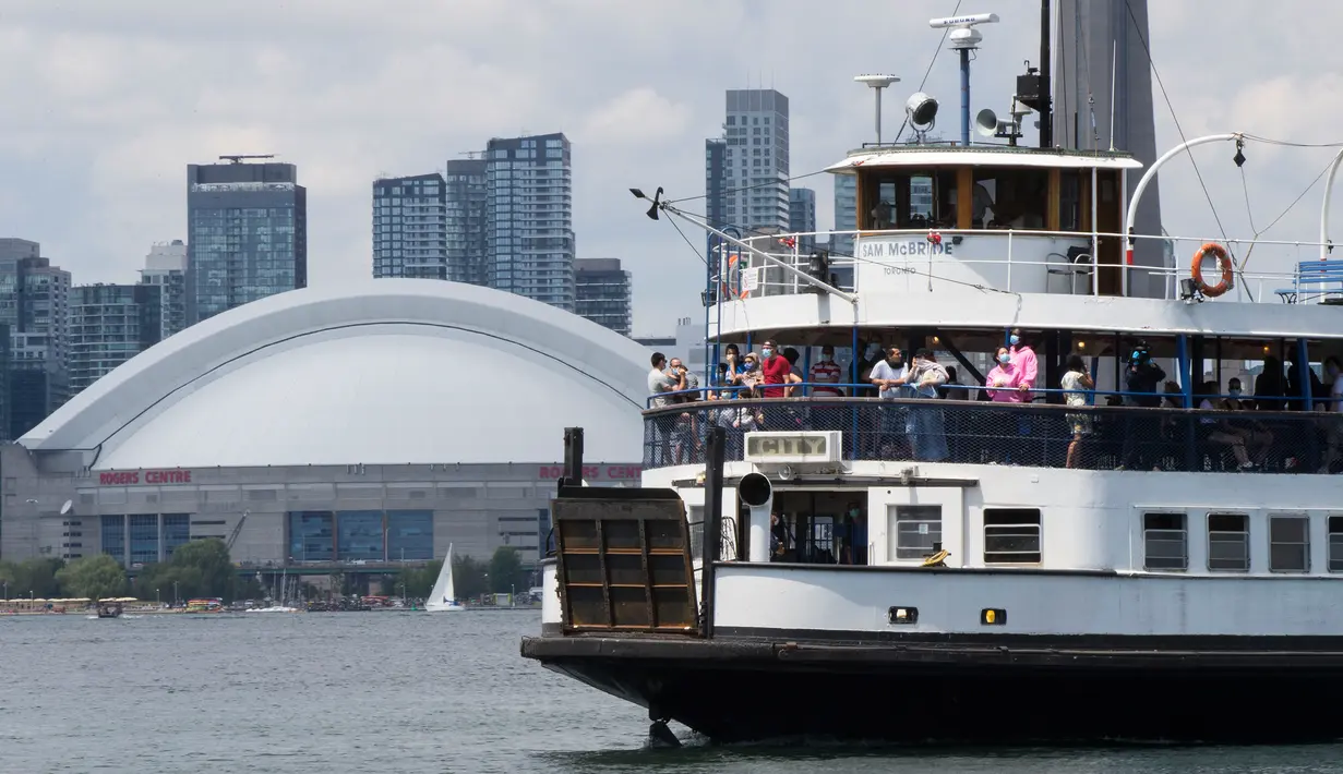 Para penumpang yang mengenakan masker terlihat di sebuah kapal feri yang berangkat dari Terminal Feri Jack Layton menuju Center Island di Danau Ontario di Toronto, Kanada (27/6/2020). Layanan kapal feri menuju Kepulauan Toronto kembali dibuka untuk umum mulai Sabtu (27/6). (Xinhua/Zou Zheng)