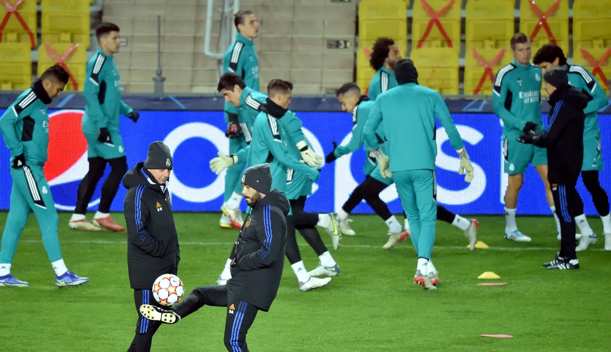 Para pemain Real Madrid mengambil bagian dalam sesi latihan di Stadion Sheriff di Tiraspol menjelang pertandingan sepak bola Liga Champions, Selasa (23/11/2021). Real Madrid bakal melawat ke markas FC Sheriff pada laga kelima Liga Champions 2021/22, Kamis dini hari WIB. (Sergei GAPON / AFP)