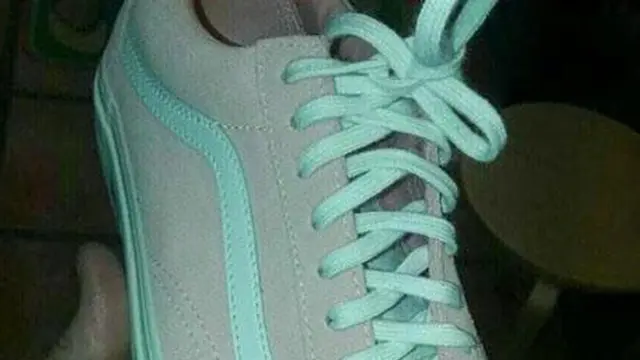 Warna Sepatu Ini Jadi Perdebatan, Menurutmu Apa Warnanya?
