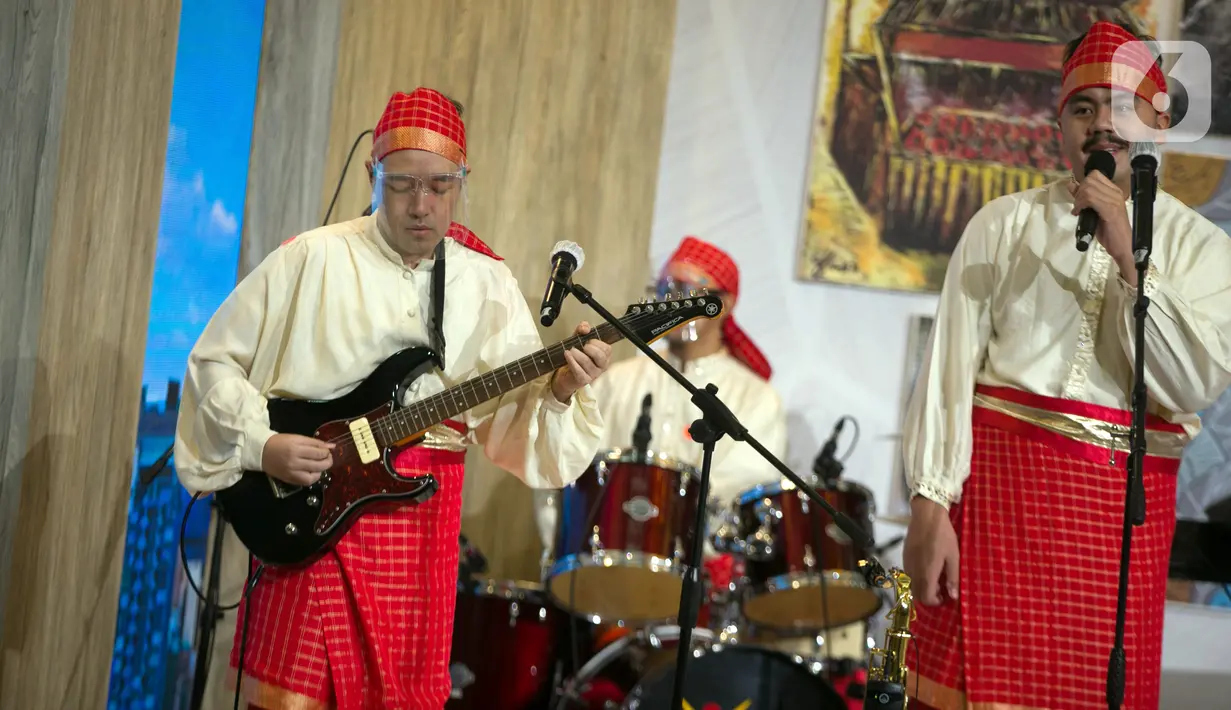 Penyandang disabilitas menampilkan pertunjukan musik pada pembukaan Hari Disabilitas Internasional di Gedung Kemensos, Jakarta, Kamis (3/12/2020). Acara bertema Membangun Kembali Kehidupan yang Lebih Baik, Lebih Inklusif, Lebih Berkelanjutan di Masa Pandemi Covid-19. (Liputan6.com/Faizal Fanani)