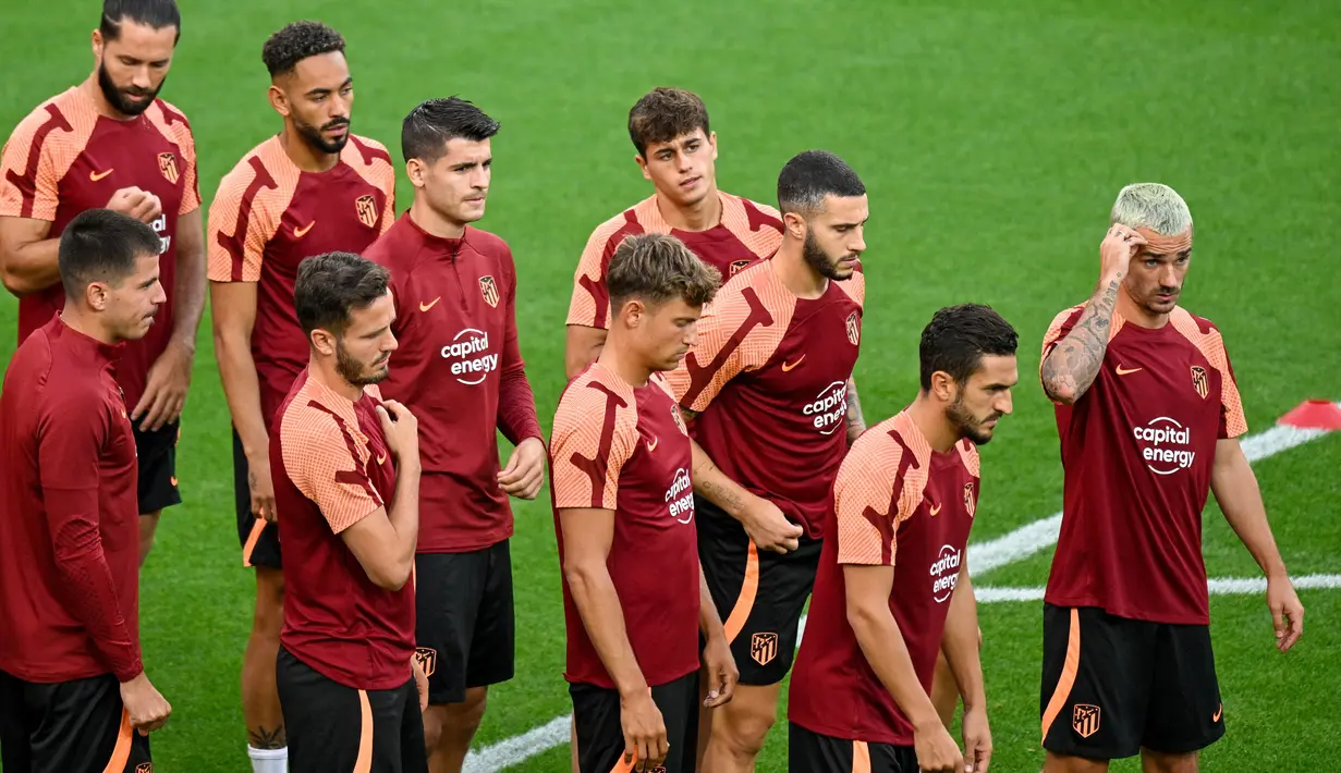 Pemain Atletico Madrid menghadiri sesi latihan di Leverkusen, Jerman barat, Senin (12/9/2022). Atletico Madrid akan menantang tuan rumah Bayern Leverkusen dalam lanjutan match day kedua Liga Champions 2022-2023 pada Rabu 14 September 2022 dini hari WIB di Bay Arena. (Photo by SASCHA SCHUERMANN / AFP)