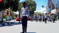 Ratusan pengendara menghentikan kendaraan tepat pukul 11.17 Wita untuk memperingati kemerdekaan RI bersama personel TNI, Polisi, Damkar, dan Dishub Palu di Tugu Titik Nol Palu, Selasa (17/8/2021). (FOTO: Heri Susanto/ Liputan6.com).